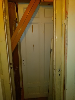 Enkeldörr 87cmX212cm finns i Överjärva