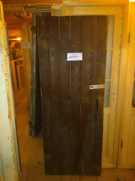 Plankdörr 74cmX191cm finns i Överjärva