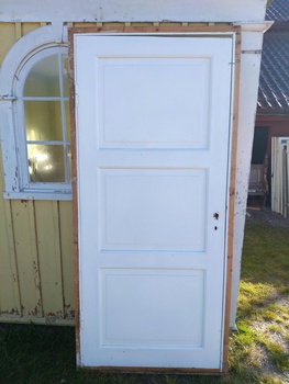Enkeldörr 97cmX213cm finns i Överjärva