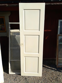 Enkeldörr 63cmX203cm finns i Överjärva
