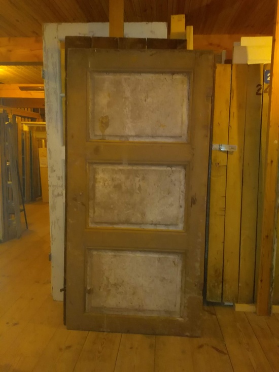 Enkeldörr 89cmX180cm finns i Överjärva