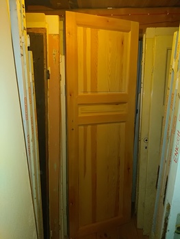Enkeldörr 73cmX215cm finns i Överjärva