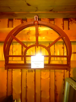 Gjutjärns fönster 83.5cmX62cm finns i Överjärva