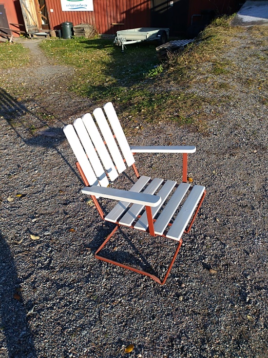 Trädgårds stolar finns i Överjärva