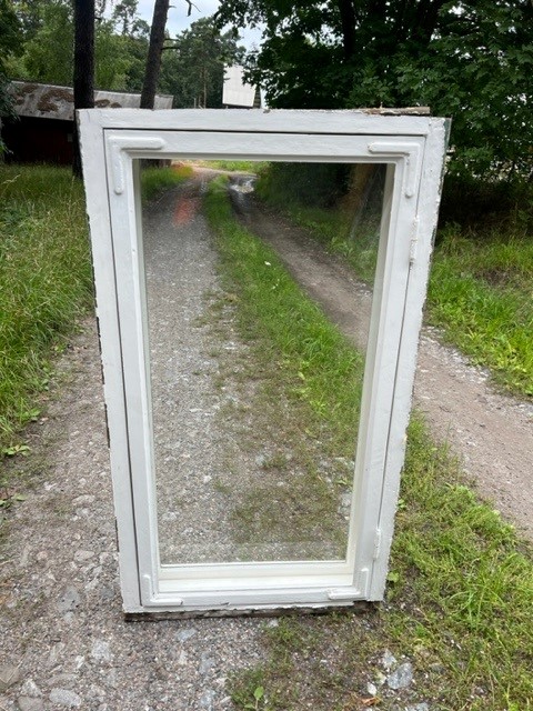 Fönster 72 x 128 cm, finns på Överjärva