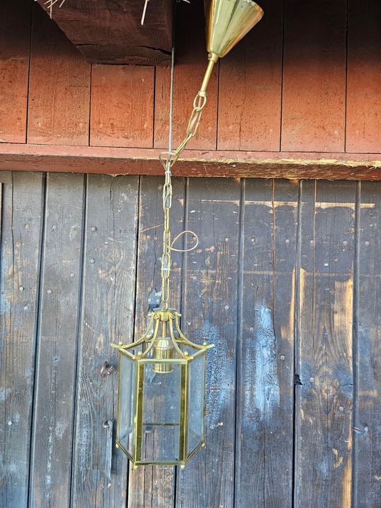 Taklampa, från 1950kr finna på Överjärva