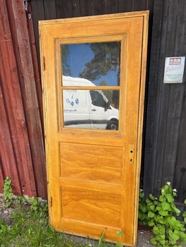 Dörr med karm och glas, 210x92cm, finns på Överjärva
