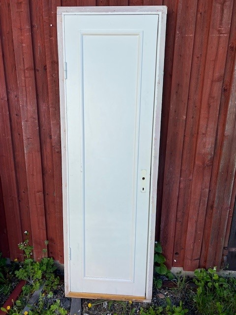 Enkeldörr med karm, 70x215cm, finns på Överjärva