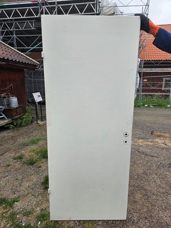 Enkeldörr, funkis, 83x202, finns på Överjärva