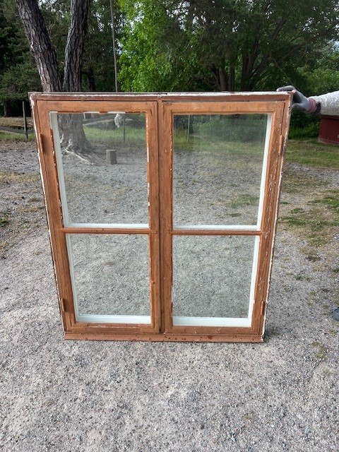 Fönster med karm, 127x144,5, finns på Överjärva