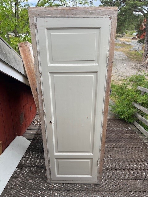Enkeldörr med karm, 73x205, finns på Överjärva.