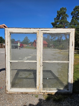 Fönster med karm, 132x127, finns på Överjärva