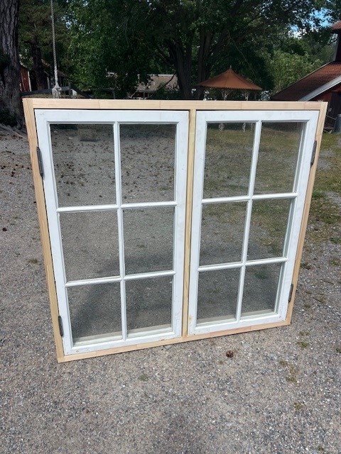 Fönster med karm, 126x118, finns på Överjärva