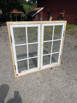 Fönster med karm, 114x107, finns på Överjärva