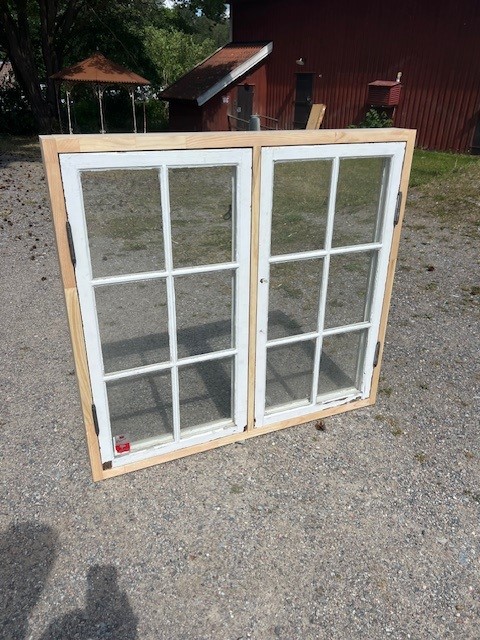 Fönster med karm, 114x107, finns på Överjärva