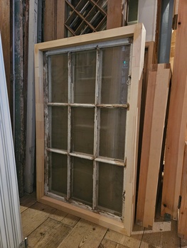 Fönster med karm, 81x130 + 98x130, finns på Överjärva