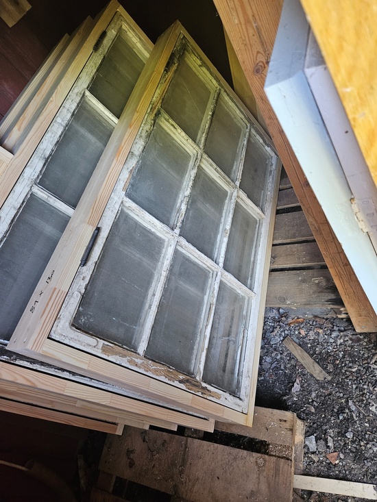 Fönster med karm, 81x130 + 98x130, finns på Överjärva