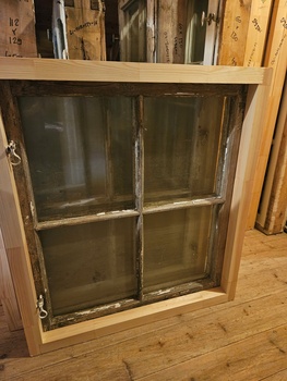 Fönster med karm, 80x90, finns på Överjärva