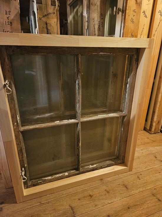 Fönster med karm, 80x90, finns på Överjärva