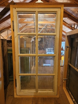 Fönster med karm, 62x119, finns på Överjärva