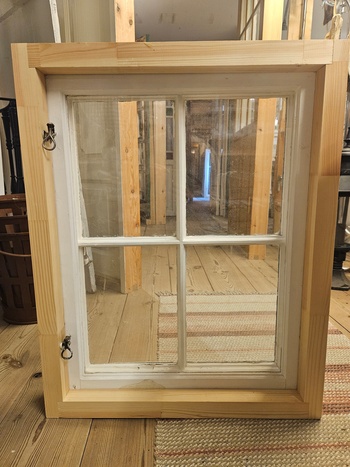 Fönster med karm, 67x84, 59x84, finns på Överjärva