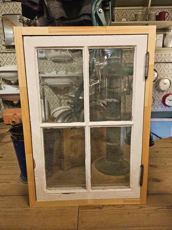 Fönster med karm, 67x84, 59x84, finns på Överjärva