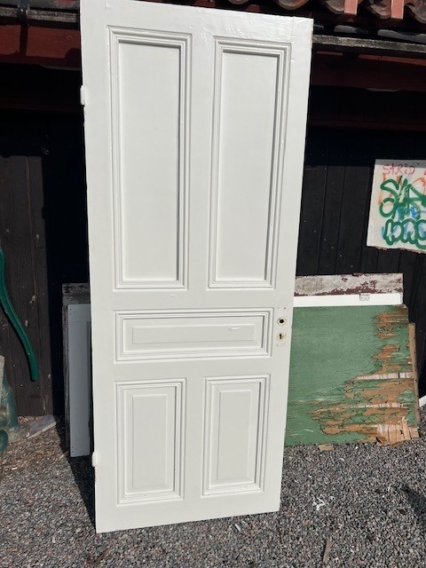 Enkeldörr 83x209, finns på Överjärva byggnadsvård.