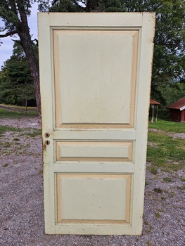 Enkeldörr, 88x185, finns på Överjärva byggnadsvård
