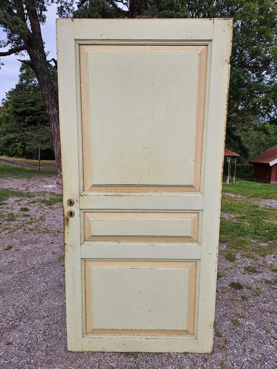 Enkeldörr, 88x185, finns på Överjärva byggnadsvård