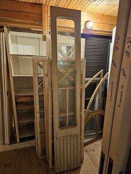 Enkeldörr med glas, 39x218, finns på Överjärva byggnadsvård