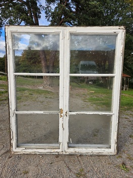 Fönster med karm, 134x152, finns på Överjärva byggnadsvård