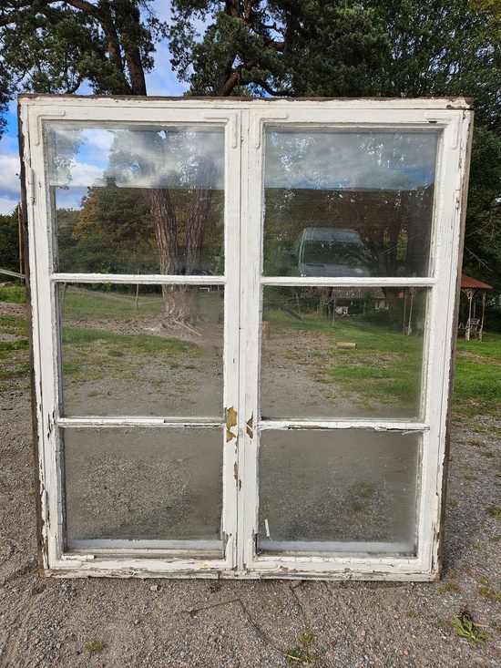 Fönster med karm, 134x152, finns på Överjärva byggnadsvård