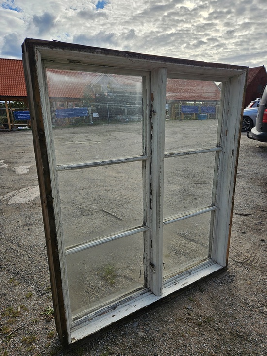 Fönster med karm, 134x152, finns på Överjärva byggnadsvård