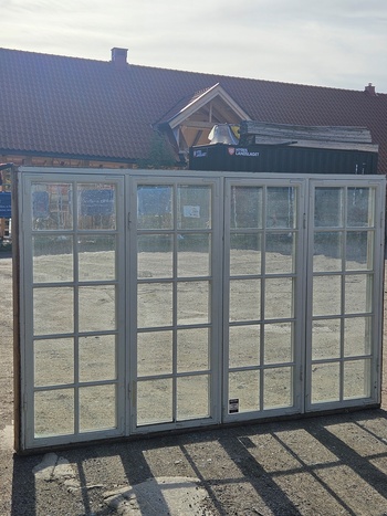 Fönster med karm, 230x150, finns på Överjärva byggnadsvård