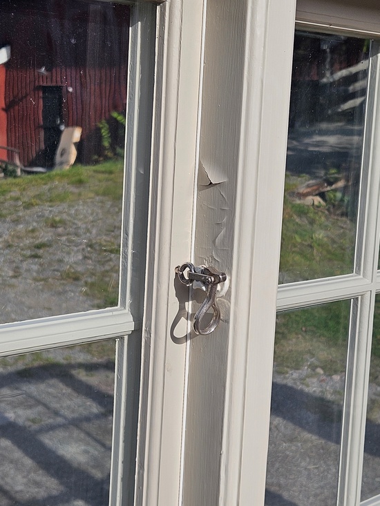 Fönster med karm, 230x150, finns på Överjärva byggnadsvård