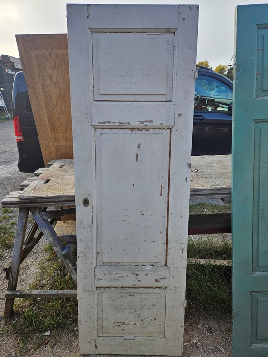 Enkeldörr, 61,5x189, finns på Överjärva Byggnadvård