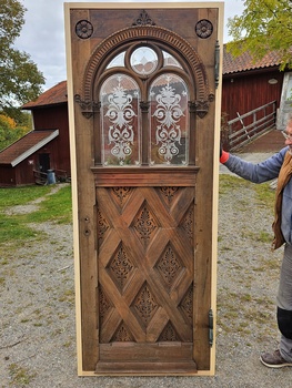 Dörr med glas och karm, 87x223, finns på Överjärva byggnadsvård