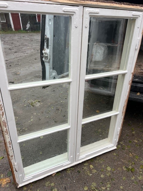 Fönster med karm, 118x148, finns på Överjärva Byggnadsvård