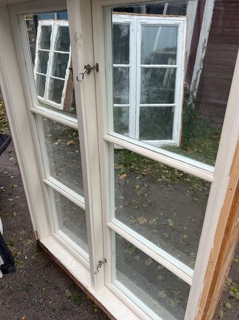 Fönster med karm, 118x148, finns på Överjärva Byggnadsvård