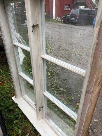 Fönster med karm, 118x148, finns på Överjärva Byggnadsvård