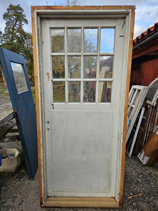 Enkeldörr med karm och glas, 92x207, finns på Överjärva byggnadsvård Enkeldörr med karm och glas, 92x207, finns på Överjärva byggnadsvård