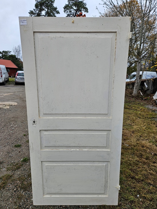 Enkeldörr, 87x178, finns på Överjärva byggnadsvård