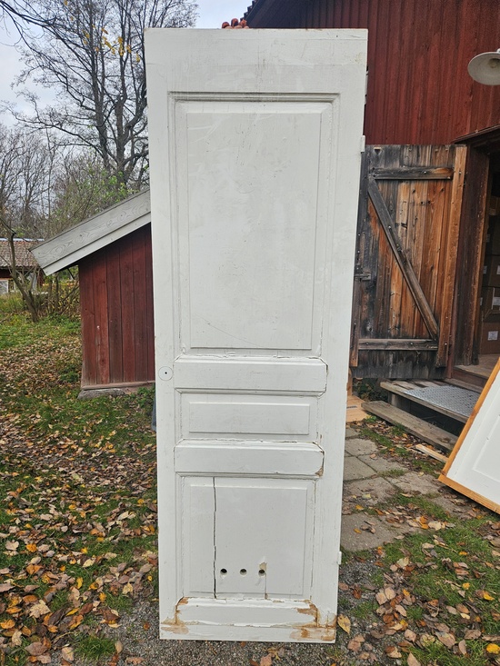 Enkeldörr, 67x211, finns på Överjärva byggnadsvård