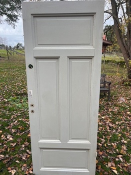 Enkeldörr, 83x210, finns på Överjärva byggnadsvård