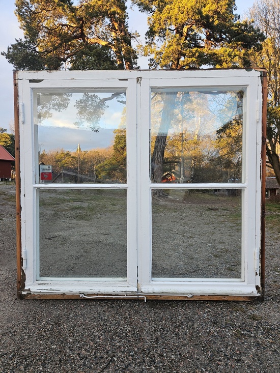 Fönster med karm, 130x120, finns på Överjärva byggnadsvård