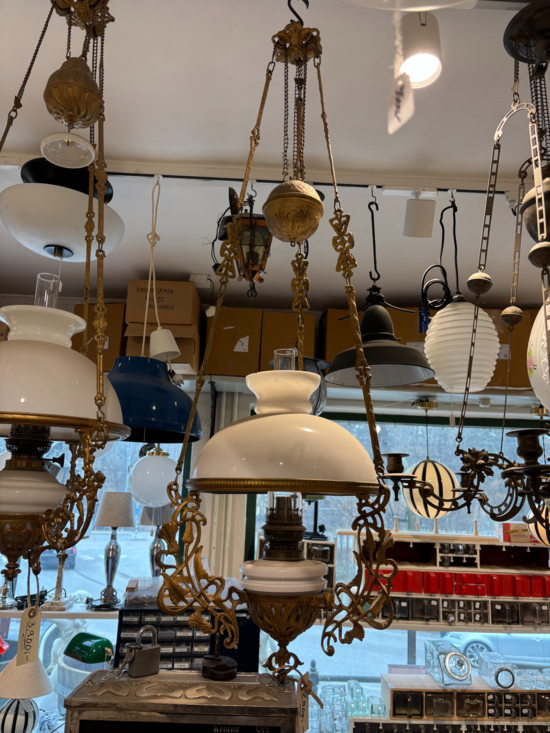 Guldfärgad Majolika lampa m vit skärm