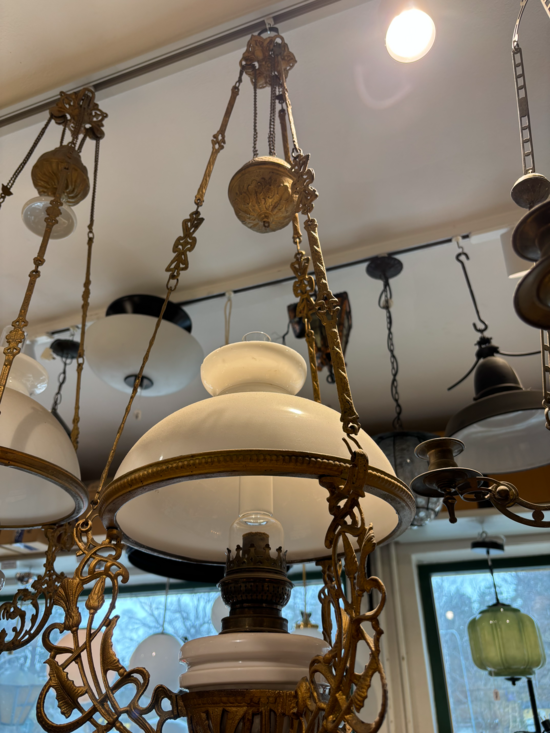 Guldfärgad Majolika lampa m vit skärm