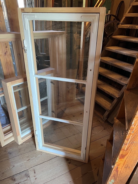 Fönster med karm, 63x148,5, Finns på Överjärva Byggnadsvård