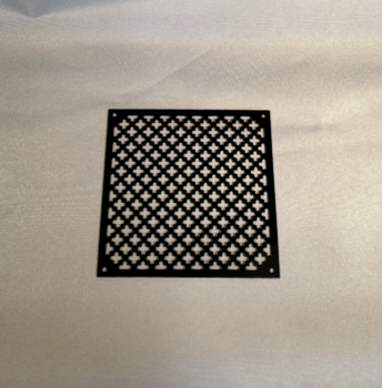 Svartmålad klöverplåt med stansad ram 155 x 155 mm
