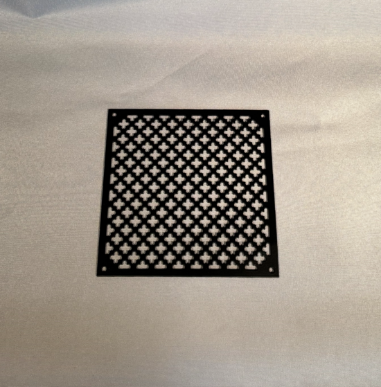 Svartmålad klöverplåt med stansad ram 155 x 155 mm